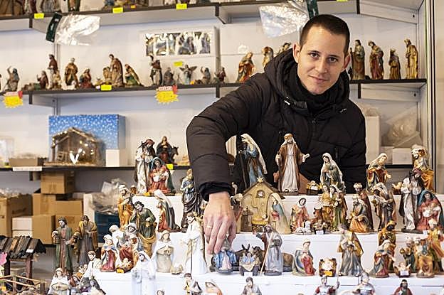 Javier Con González es una de las muchas caras amables que estos días atienden en los puestos de la plaza Bib Rambla.