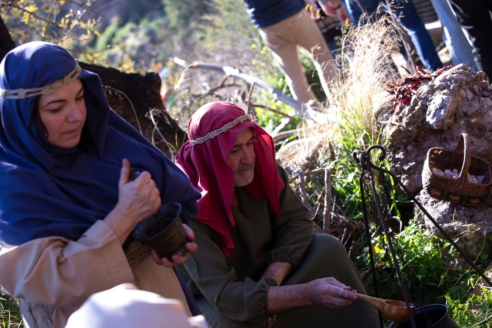 El anejo motrileño de Tablones ha vuelto a organizar su exitoso Belén Viviente, que el municipio 'utiliza' como reclamo turístico