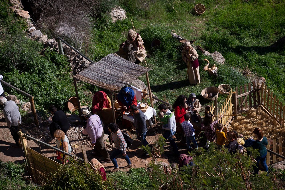 El anejo motrileño de Tablones ha vuelto a organizar su exitoso Belén Viviente, que el municipio 'utiliza' como reclamo turístico