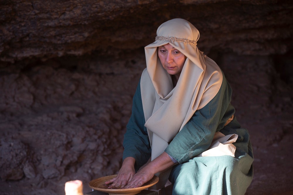 El anejo motrileño de Tablones ha vuelto a organizar su exitoso Belén Viviente, que el municipio 'utiliza' como reclamo turístico