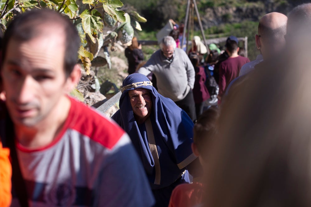 El anejo motrileño de Tablones ha vuelto a organizar su exitoso Belén Viviente, que el municipio 'utiliza' como reclamo turístico