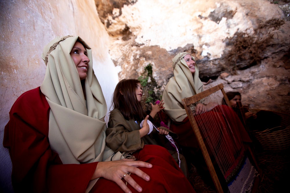 El anejo motrileño de Tablones ha vuelto a organizar su exitoso Belén Viviente, que el municipio 'utiliza' como reclamo turístico