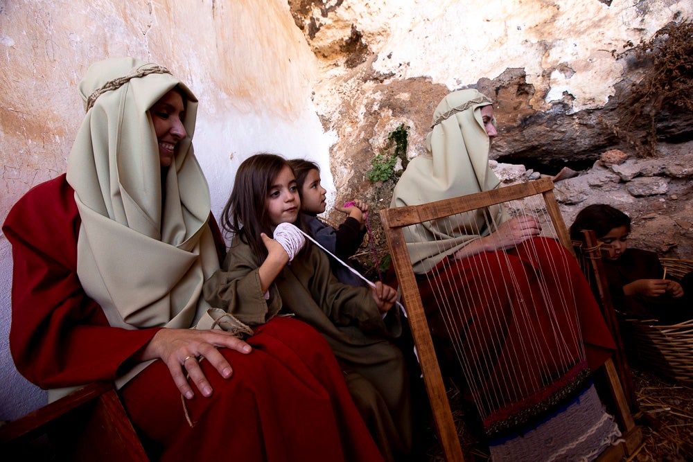 El anejo motrileño de Tablones ha vuelto a organizar su exitoso Belén Viviente, que el municipio 'utiliza' como reclamo turístico