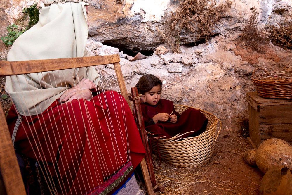 El anejo motrileño de Tablones ha vuelto a organizar su exitoso Belén Viviente, que el municipio 'utiliza' como reclamo turístico