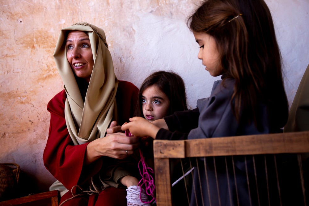 El anejo motrileño de Tablones ha vuelto a organizar su exitoso Belén Viviente, que el municipio 'utiliza' como reclamo turístico