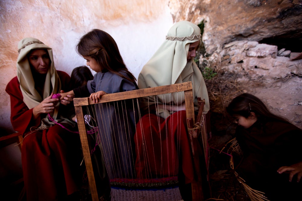 El anejo motrileño de Tablones ha vuelto a organizar su exitoso Belén Viviente, que el municipio 'utiliza' como reclamo turístico