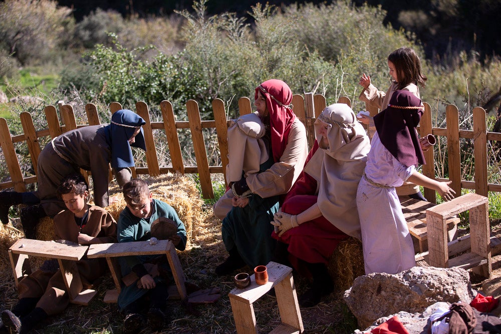 El anejo motrileño de Tablones ha vuelto a organizar su exitoso Belén Viviente, que el municipio 'utiliza' como reclamo turístico