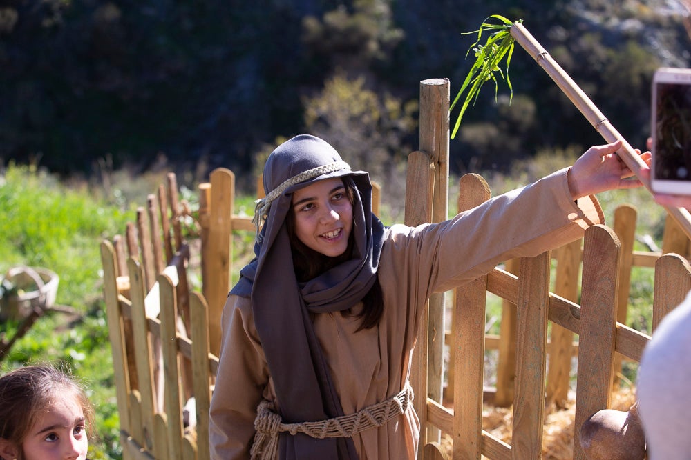 El anejo motrileño de Tablones ha vuelto a organizar su exitoso Belén Viviente, que el municipio 'utiliza' como reclamo turístico