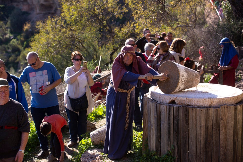 El anejo motrileño de Tablones ha vuelto a organizar su exitoso Belén Viviente, que el municipio 'utiliza' como reclamo turístico