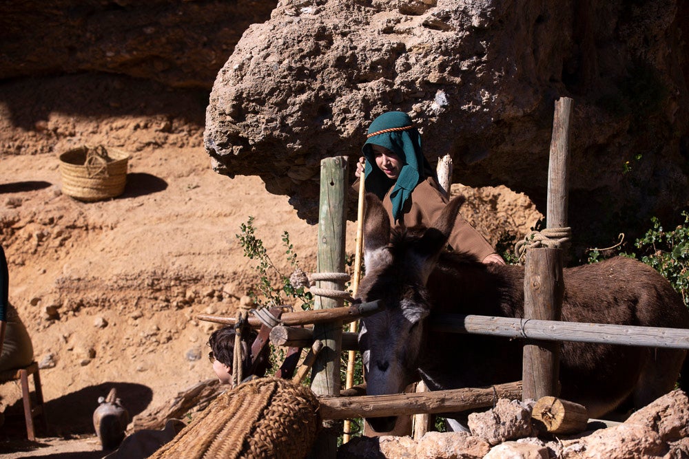El anejo motrileño de Tablones ha vuelto a organizar su exitoso Belén Viviente, que el municipio 'utiliza' como reclamo turístico
