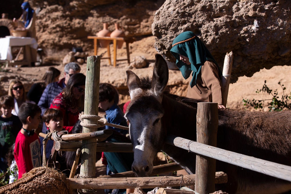 El anejo motrileño de Tablones ha vuelto a organizar su exitoso Belén Viviente, que el municipio 'utiliza' como reclamo turístico