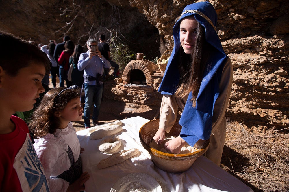 El anejo motrileño de Tablones ha vuelto a organizar su exitoso Belén Viviente, que el municipio 'utiliza' como reclamo turístico