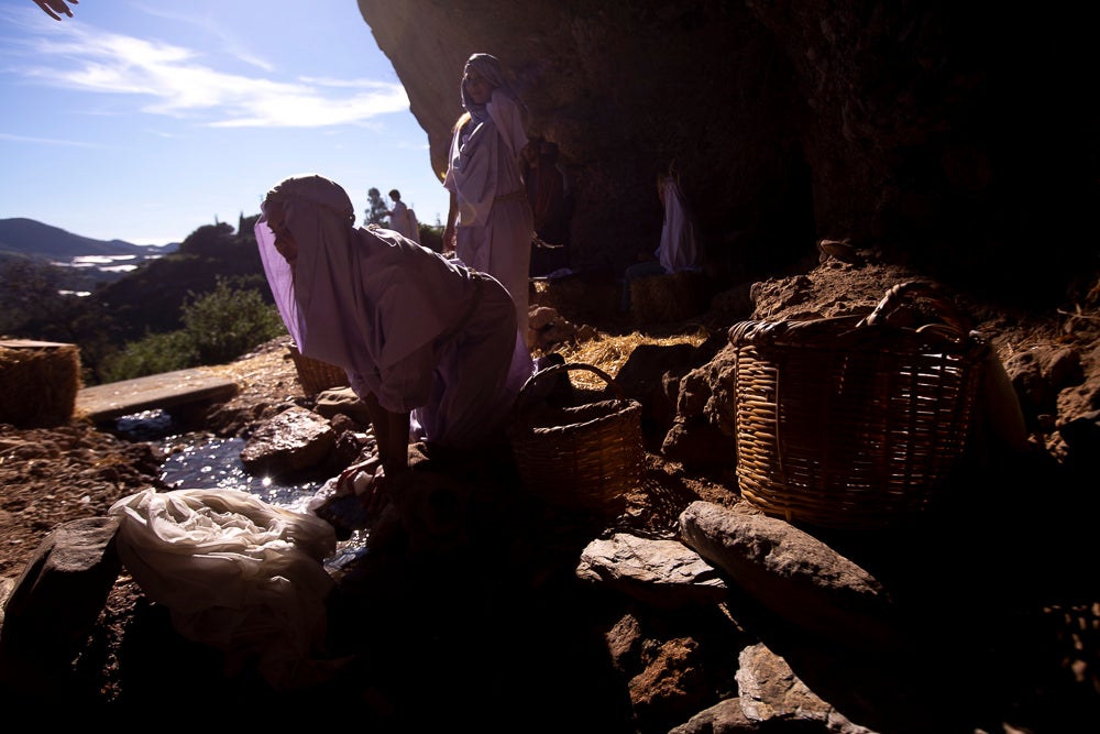 El anejo motrileño de Tablones ha vuelto a organizar su exitoso Belén Viviente, que el municipio 'utiliza' como reclamo turístico