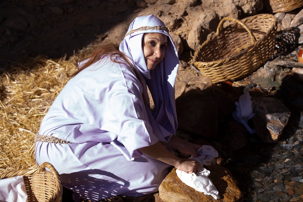 El anejo motrileño de Tablones ha vuelto a organizar su exitoso Belén Viviente, que el municipio 'utiliza' como reclamo turístico