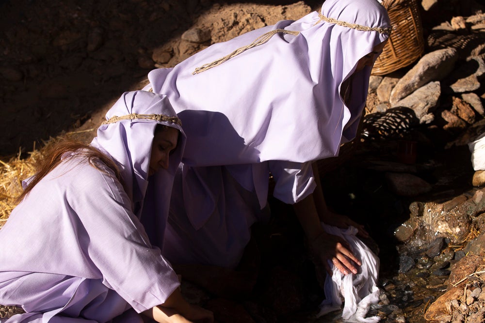 El anejo motrileño de Tablones ha vuelto a organizar su exitoso Belén Viviente, que el municipio 'utiliza' como reclamo turístico