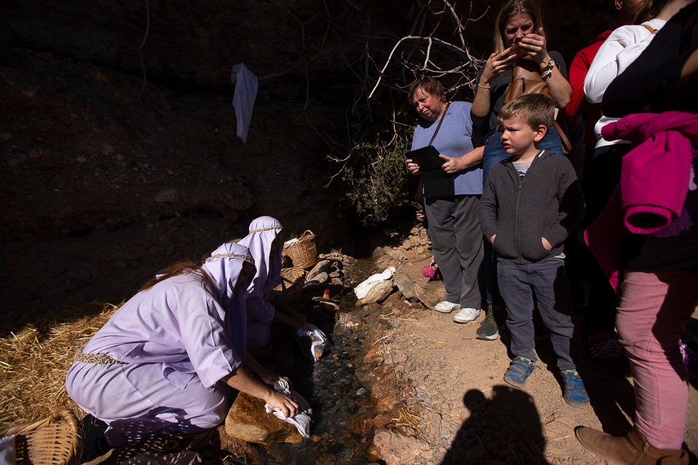 El anejo motrileño de Tablones ha vuelto a organizar su exitoso Belén Viviente, que el municipio 'utiliza' como reclamo turístico