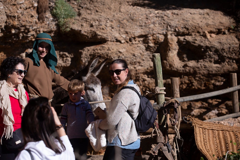 El anejo motrileño de Tablones ha vuelto a organizar su exitoso Belén Viviente, que el municipio 'utiliza' como reclamo turístico