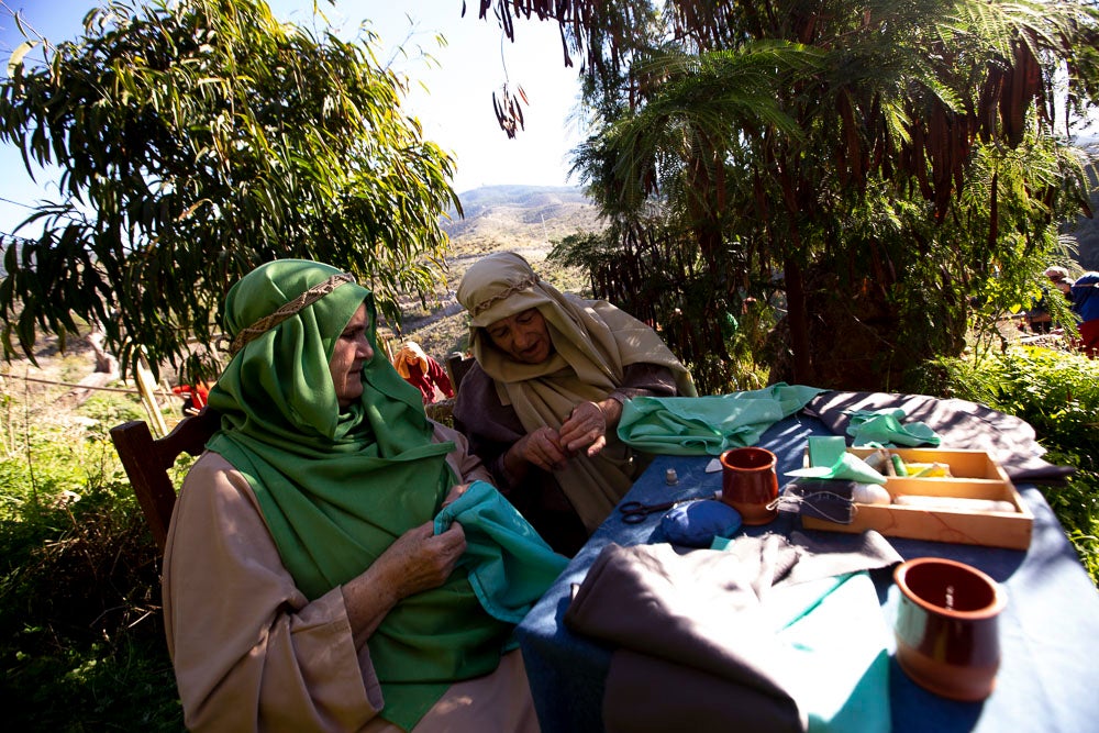 El anejo motrileño de Tablones ha vuelto a organizar su exitoso Belén Viviente, que el municipio 'utiliza' como reclamo turístico
