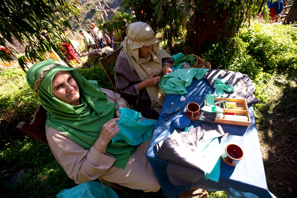 El anejo motrileño de Tablones ha vuelto a organizar su exitoso Belén Viviente, que el municipio 'utiliza' como reclamo turístico