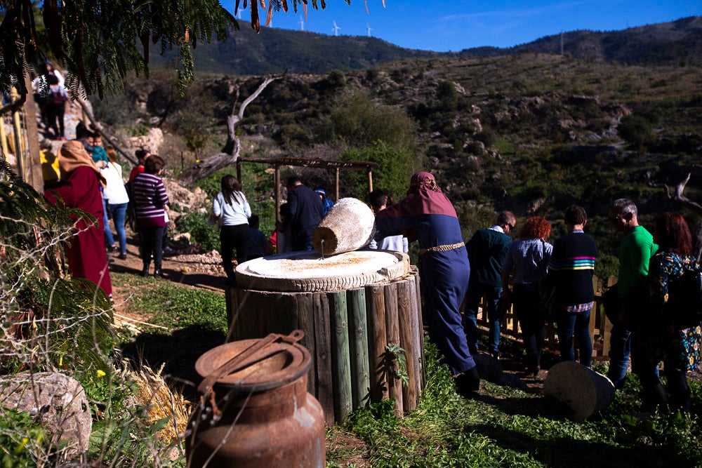 El anejo motrileño de Tablones ha vuelto a organizar su exitoso Belén Viviente, que el municipio 'utiliza' como reclamo turístico