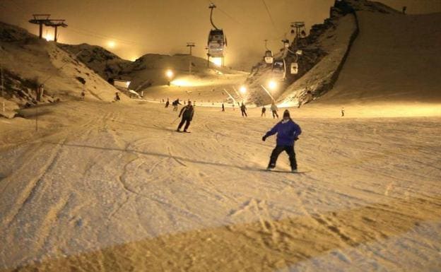 Sierra Nevada inaugura este sábado el esquí nocturno