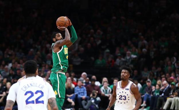 Kyrie Irving lanza a canasta en el partido que midió a los Celtics con los Sixers. 