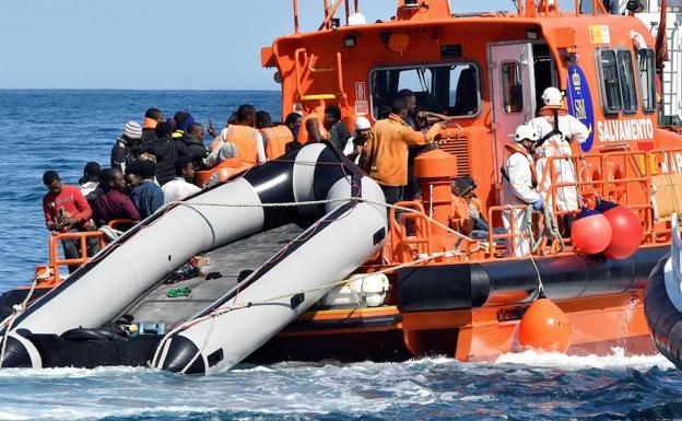 Rescatan a 53 subsaharianos de una patera localizada en el mar de Alborán