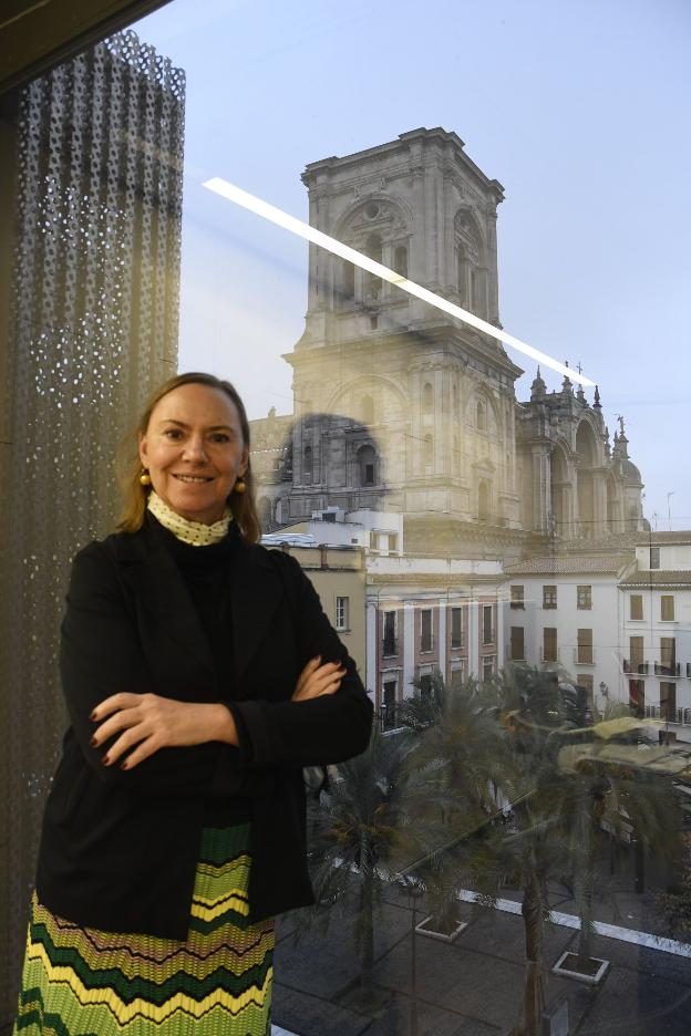 Laura García Lorca en el interior del Centro Lorca, con la Catedral al fondo.