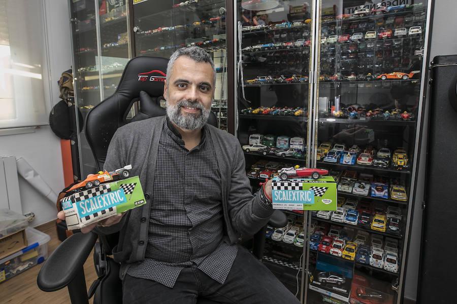 El letrado Vicente Marín colecciona desde que era niño vehículos de juguete que van de los años sesenta a los noventa, acumulando una selección que ronda los mil ejemplares