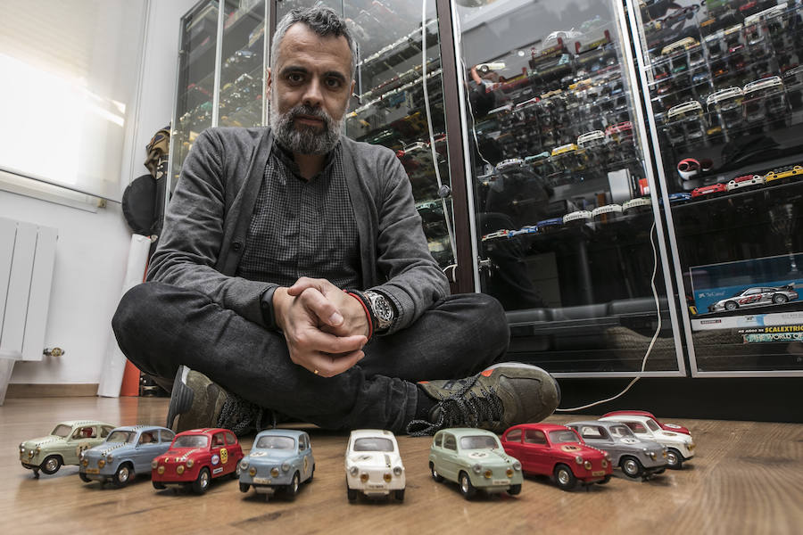 El letrado Vicente Marín colecciona desde que era niño vehículos de juguete que van de los años sesenta a los noventa, acumulando una selección que ronda los mil ejemplares