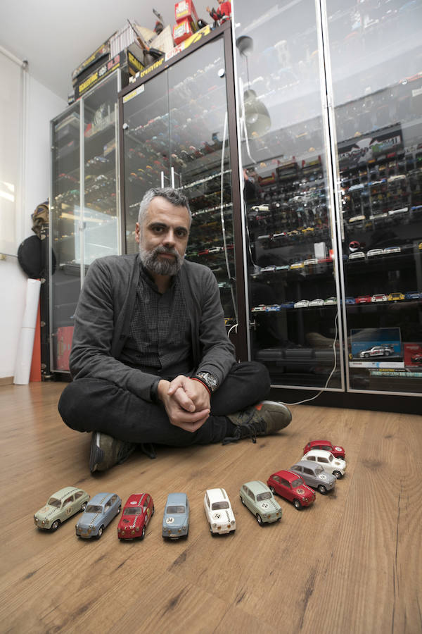 El letrado Vicente Marín colecciona desde que era niño vehículos de juguete que van de los años sesenta a los noventa, acumulando una selección que ronda los mil ejemplares