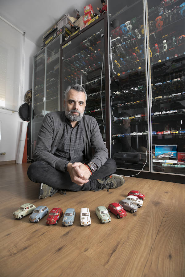 El letrado Vicente Marín colecciona desde que era niño vehículos de juguete que van de los años sesenta a los noventa, acumulando una selección que ronda los mil ejemplares