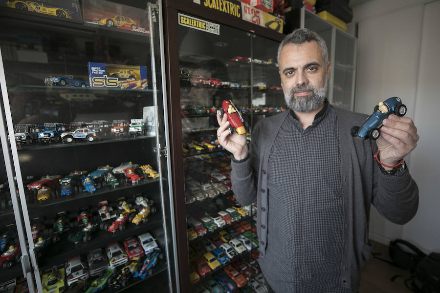 El letrado Vicente Marín colecciona desde que era niño vehículos de juguete que van de los años sesenta a los noventa, acumulando una selección que ronda los mil ejemplares