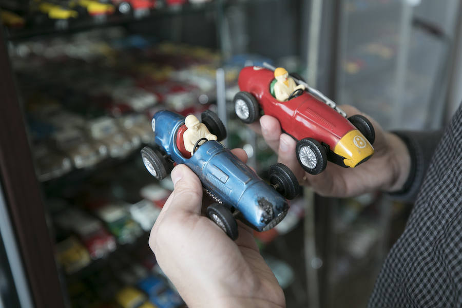 El letrado Vicente Marín colecciona desde que era niño vehículos de juguete que van de los años sesenta a los noventa, acumulando una selección que ronda los mil ejemplares