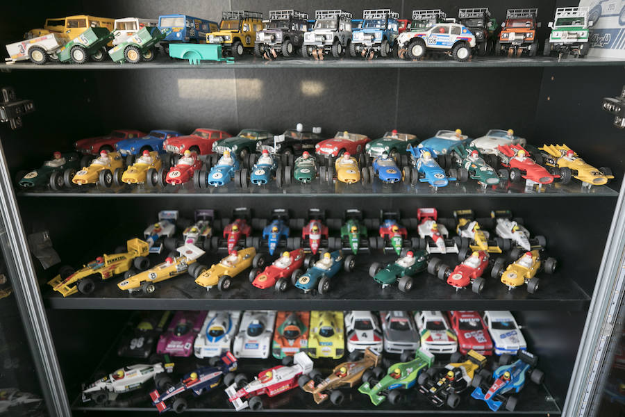 El letrado Vicente Marín colecciona desde que era niño vehículos de juguete que van de los años sesenta a los noventa, acumulando una selección que ronda los mil ejemplares