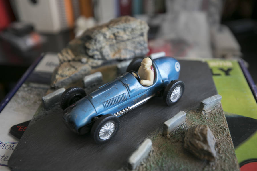 El letrado Vicente Marín colecciona desde que era niño vehículos de juguete que van de los años sesenta a los noventa, acumulando una selección que ronda los mil ejemplares