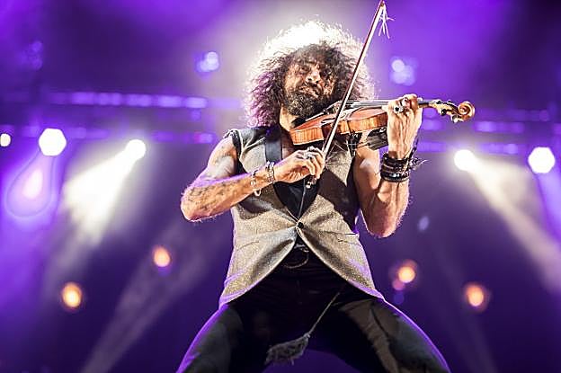 Ara Malikian pasa el arco por las cuerdas de su violín durante el concierto que ofreció anoche en el Palacio de Deportes de Granada. 