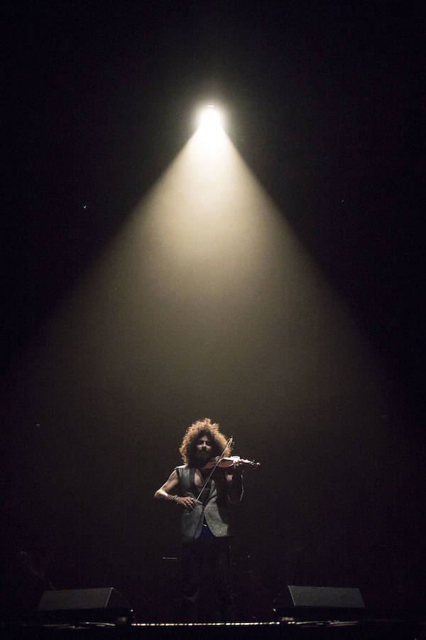 El violinista hispanolibanés derrocha melodías y simpatía para deleitar a 6.000 espectadores en Granada. Con un repertorio similar a su último paso por la ciudad, el artista se mete en el bolsillo a su público con la historia de su violín, la suya propia y su montaña rusa musical 