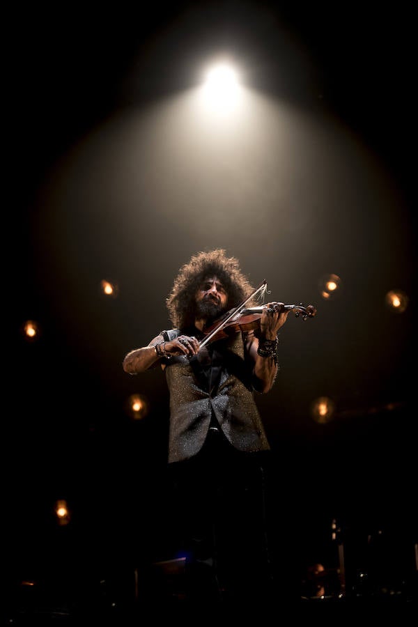 El violinista hispanolibanés derrocha melodías y simpatía para deleitar a 6.000 espectadores en Granada. Con un repertorio similar a su último paso por la ciudad, el artista se mete en el bolsillo a su público con la historia de su violín, la suya propia y su montaña rusa musical 