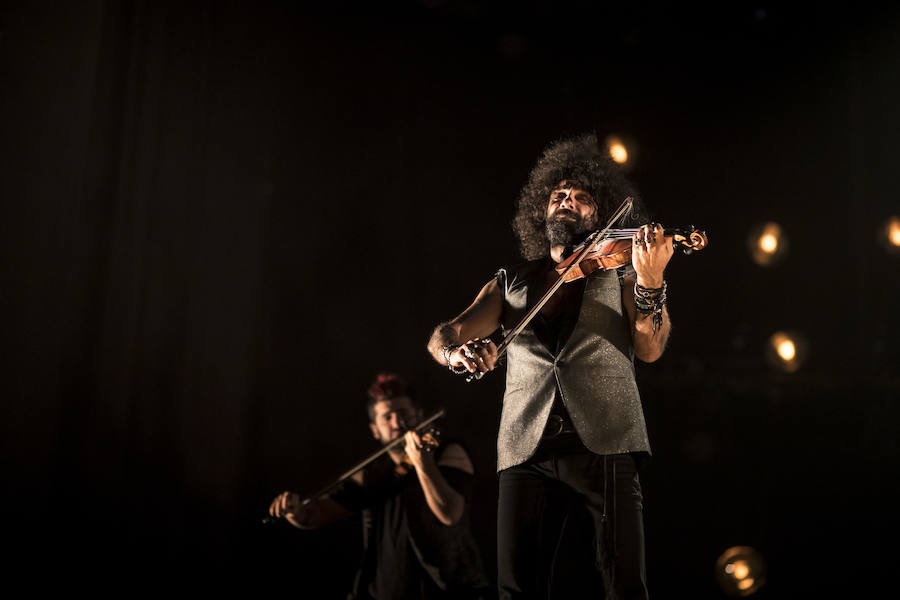 El violinista hispanolibanés derrocha melodías y simpatía para deleitar a 6.000 espectadores en Granada. Con un repertorio similar a su último paso por la ciudad, el artista se mete en el bolsillo a su público con la historia de su violín, la suya propia y su montaña rusa musical 