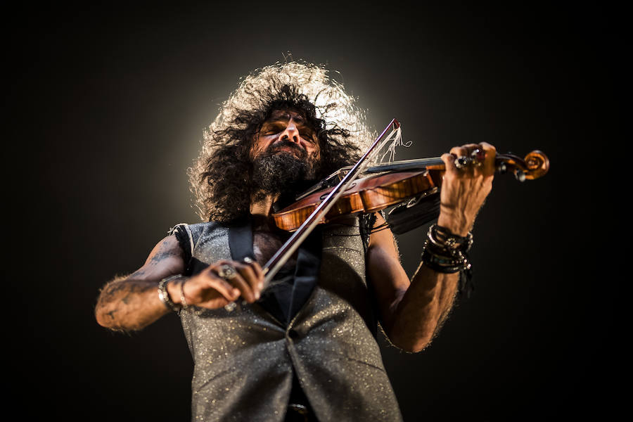 El violinista hispanolibanés derrocha melodías y simpatía para deleitar a 6.000 espectadores en Granada. Con un repertorio similar a su último paso por la ciudad, el artista se mete en el bolsillo a su público con la historia de su violín, la suya propia y su montaña rusa musical 