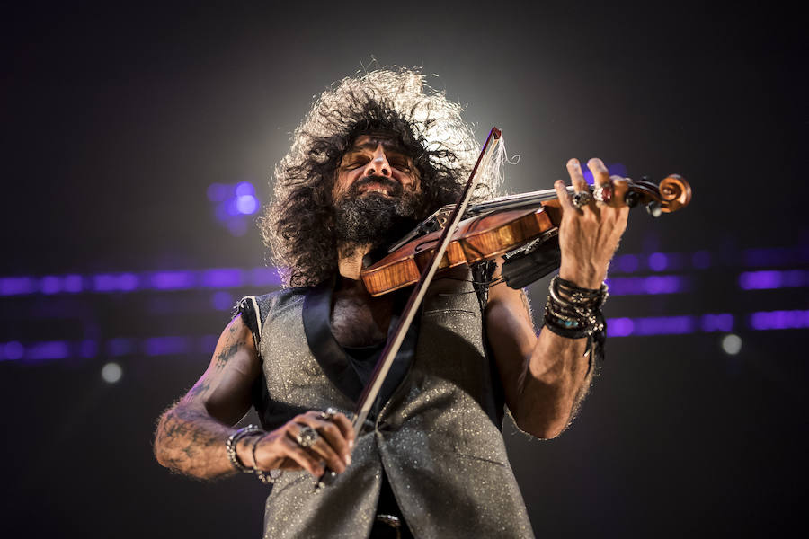 El violinista hispanolibanés derrocha melodías y simpatía para deleitar a 6.000 espectadores en Granada. Con un repertorio similar a su último paso por la ciudad, el artista se mete en el bolsillo a su público con la historia de su violín, la suya propia y su montaña rusa musical 