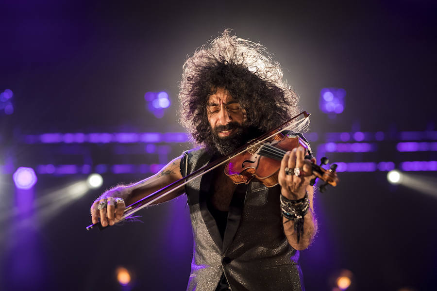 El violinista hispanolibanés derrocha melodías y simpatía para deleitar a 6.000 espectadores en Granada. Con un repertorio similar a su último paso por la ciudad, el artista se mete en el bolsillo a su público con la historia de su violín, la suya propia y su montaña rusa musical 