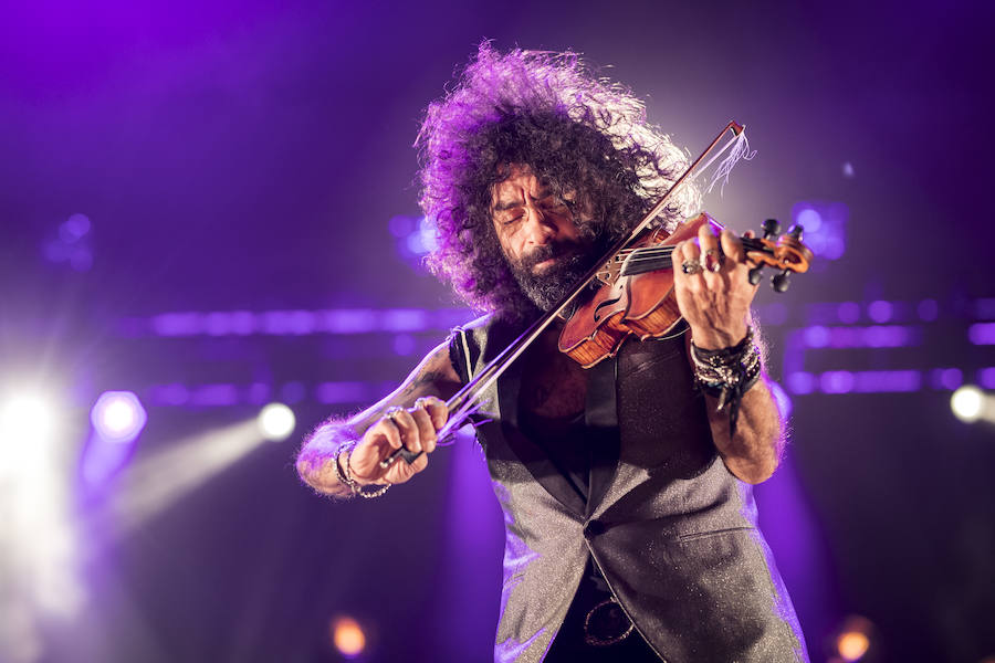 El violinista hispanolibanés derrocha melodías y simpatía para deleitar a 6.000 espectadores en Granada. Con un repertorio similar a su último paso por la ciudad, el artista se mete en el bolsillo a su público con la historia de su violín, la suya propia y su montaña rusa musical 