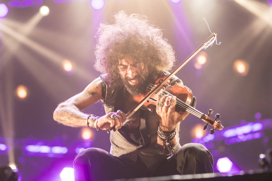 El violinista hispanolibanés derrocha melodías y simpatía para deleitar a 6.000 espectadores en Granada. Con un repertorio similar a su último paso por la ciudad, el artista se mete en el bolsillo a su público con la historia de su violín, la suya propia y su montaña rusa musical 