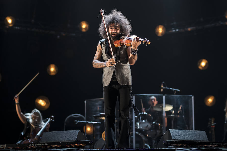 El violinista hispanolibanés derrocha melodías y simpatía para deleitar a 6.000 espectadores en Granada. Con un repertorio similar a su último paso por la ciudad, el artista se mete en el bolsillo a su público con la historia de su violín, la suya propia y su montaña rusa musical 