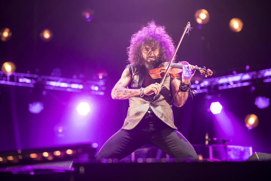 El violinista hispanolibanés derrocha melodías y simpatía para deleitar a 6.000 espectadores en Granada. Con un repertorio similar a su último paso por la ciudad, el artista se mete en el bolsillo a su público con la historia de su violín, la suya propia y su montaña rusa musical 