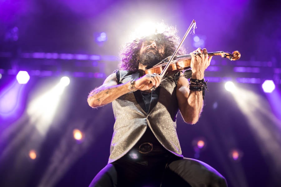 El violinista hispanolibanés derrocha melodías y simpatía para deleitar a 6.000 espectadores en Granada. Con un repertorio similar a su último paso por la ciudad, el artista se mete en el bolsillo a su público con la historia de su violín, la suya propia y su montaña rusa musical 