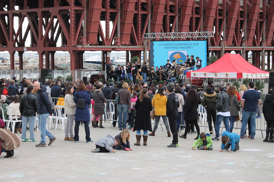 Patricia y Ángel agradecen la participación en la campaña solidaria 'Marea de Buena Gente' a los pies de la nueva Ballena que se ha rehabilitado como lugar de recuerdo del pequeño asesinado en febrero