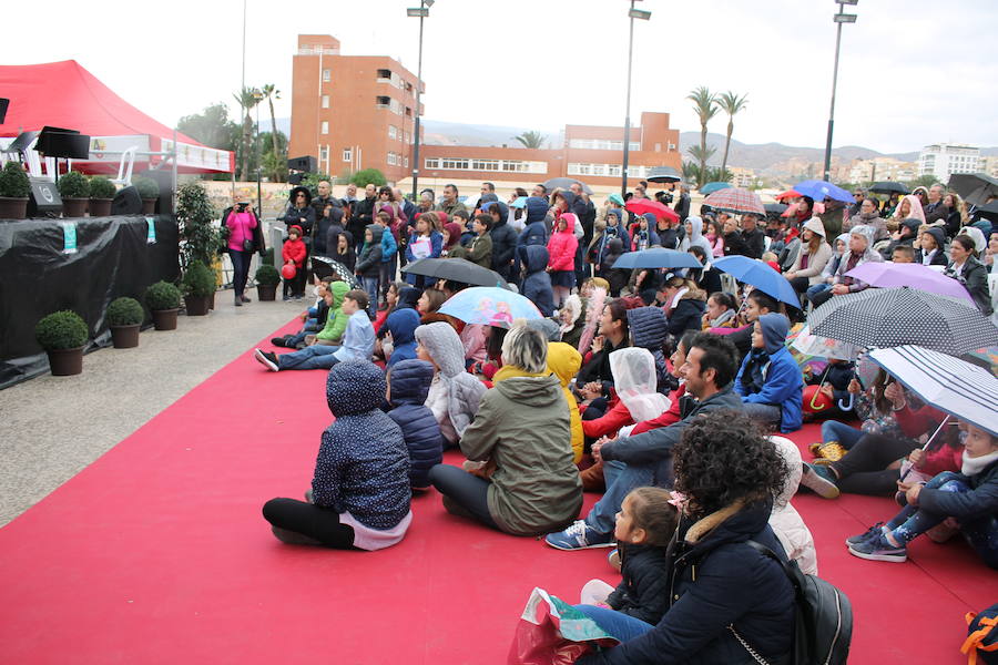 Patricia y Ángel agradecen la participación en la campaña solidaria 'Marea de Buena Gente' a los pies de la nueva Ballena que se ha rehabilitado como lugar de recuerdo del pequeño asesinado en febrero